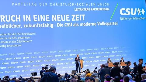 Teilnehmer des CSU-Parteitags in der Olympiahalle sind zu sehen. Foto: Peter Kneffel/dpa