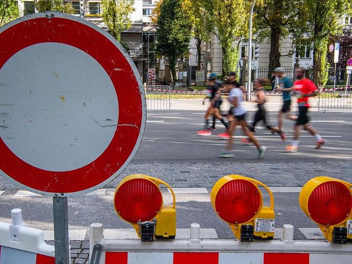 Marathonteilnehmer beim Generali München Marathon auf der gesperrten Leopoldstraße. F. Foto: Lino Mirgeler/dpa