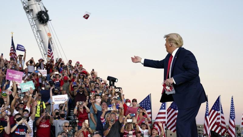 US-Präsident Trump wirft Gesichtsmasken in die Menge, als er zu einer Wahlkampfkundgebung am Orlando Sanford International Airport eintrifft.