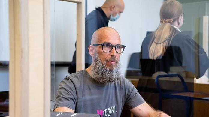 Der Angeklagte, ein ehemaliger Investmentmanager, sitzt vor Prozessbeginn an seinem Platz.