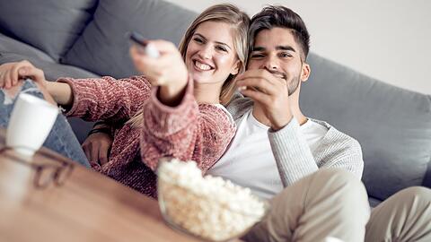 Manche internationale Filme für den gemütlichen Abend auf der Couch gibt es im Stream nur auf Deutsch.
