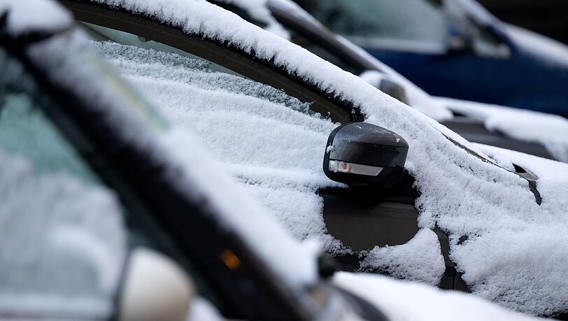 Schneebedeckte Autos in München. Schneebedeckte Autos in München.