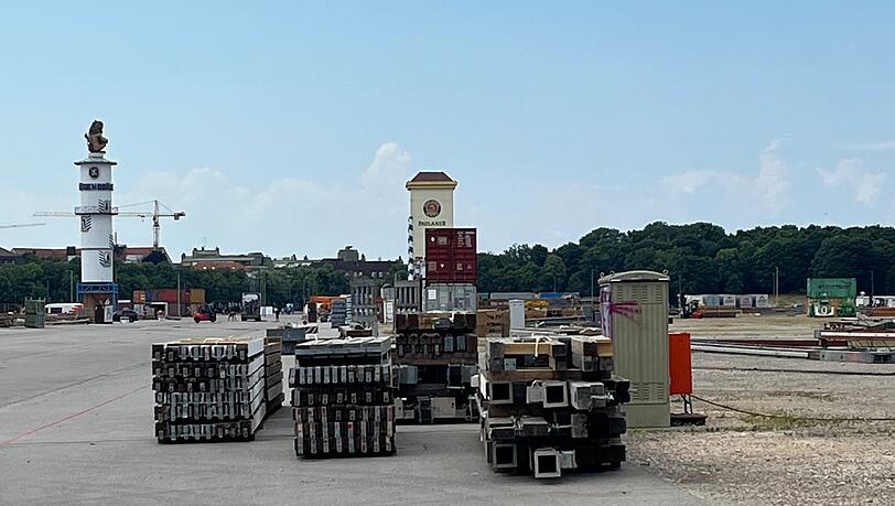 Auch der Paulaner-Turm (im Hintergrund) steht schon fast. Nur der Maßkrug fehlt am Donnerstagmittag noch. Auch der Paulaner-Turm (im Hintergrund) steht schon fast. Nur der Maßkrug fehlt am Donnerstagmittag noch.