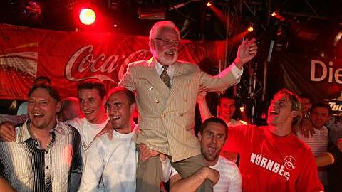 Oh, wie ist das schön...: Club-Chef Michael A. Roth am 16. Mai 2006 auf den Schultern von Tommy Larsen (r.) und Robert Vittek. Wiederholung 2009 erwünscht.