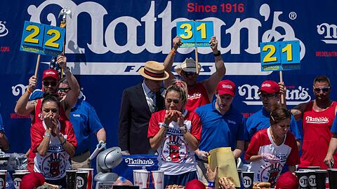 Nathan's ist international f&uuml;r das Hotdog-Wettessen auf Coney Island bekannt. (Archivbild)