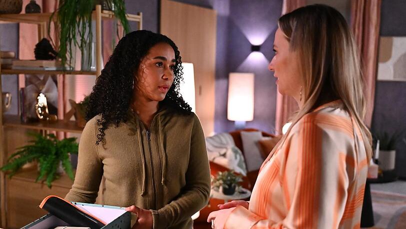 "Alles was z&auml;hlt": Imani (l.) macht erste Schritte, sich aus ihren Emotionen zu l&ouml;sen.