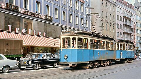 Linie 39 nach Kleinhadern, hier in der Bayerstra&szlig;e: Die 64 D-Wagen, die den Krieg &uuml;berstanden hatten, wurden Mitte der 1950er-Jahre grundlegend modernisiert. Die letzten zog man nach den Olympischen Spielen 1972 aus dem Verkehr.  Archiv der Freunde des M&uuml;nchner Trambahnmuseums