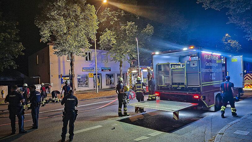 Zur Schadenshöhe und zur Brandursache liegen der Feuerwehr keine Erkenntnisse vor. Zur Schadenshöhe und zur Brandursache liegen der Feuerwehr keine Erkenntnisse vor.