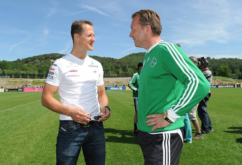 Das Mercedes-Formel-1-Team um Michael Schumacher und Nico Rosberg war im EM-Trainingslager der Nationalmannschaft im französischen Tourettes zu Gast. Lukas Podolski machte dabei eine Spritztour mit dem Rekord-Weltmeister in der neuen A-Klasse des Automobil-Herstellers - sehen Sie hier die besten Bilder.