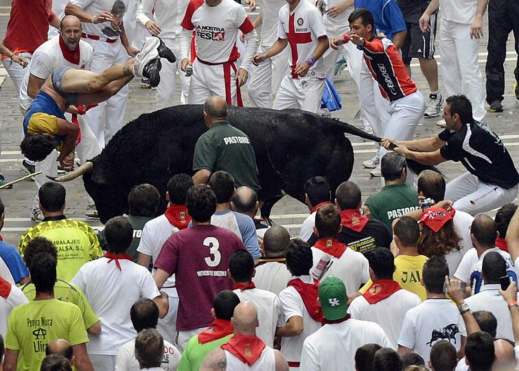 Stierhatz brutal: Aktuelle Bilder aus Pamplona.