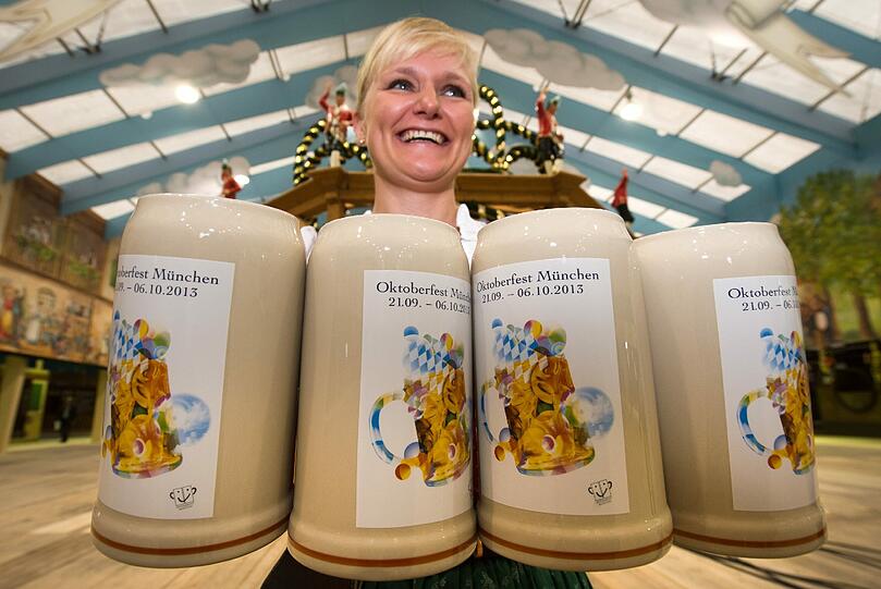 Schön verziert mit traditionellen Bayern-Symbolen: Der Wiesn-Maßkrug 2013.
