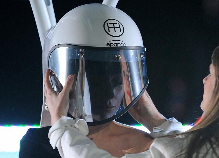 Lady Gaga und das fliegende Kleid "Volantis": Bei der Release-Party zu "Artpop" ist die Pop-Diva abgehoben. Die Bilder.
