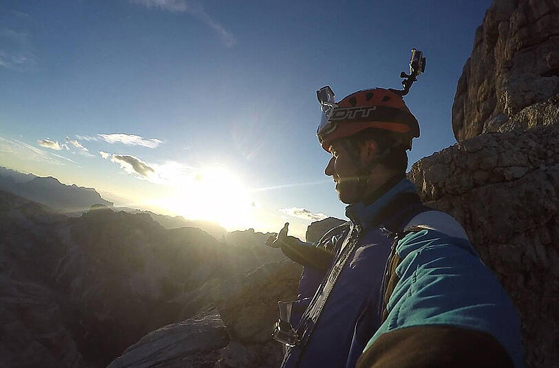 Das letzte Bild des Basejumpers. Danach verunglückte er tödlich.