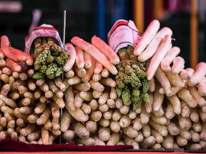 Statstiker schätzen, dass in diesem Jahr 122.000 Tonnen Spargel geerntet wurden.