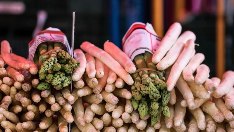 Statstiker schätzen, dass in diesem Jahr 122.000 Tonnen Spargel geerntet wurden. Statstiker schätzen, dass in diesem Jahr 122.000 Tonnen Spargel geerntet wurden.