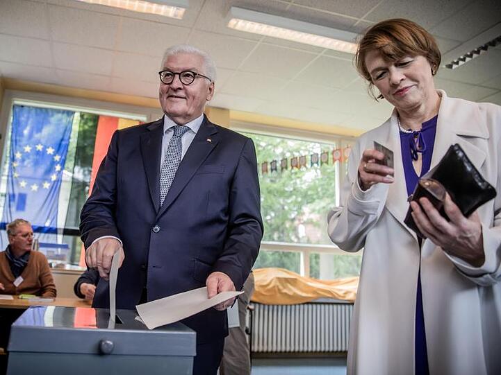 Bundespräsident Frank-Walter Steinmeier und seine Frau Elke Büdenbender geben in Berlin ihre Stimme ab.