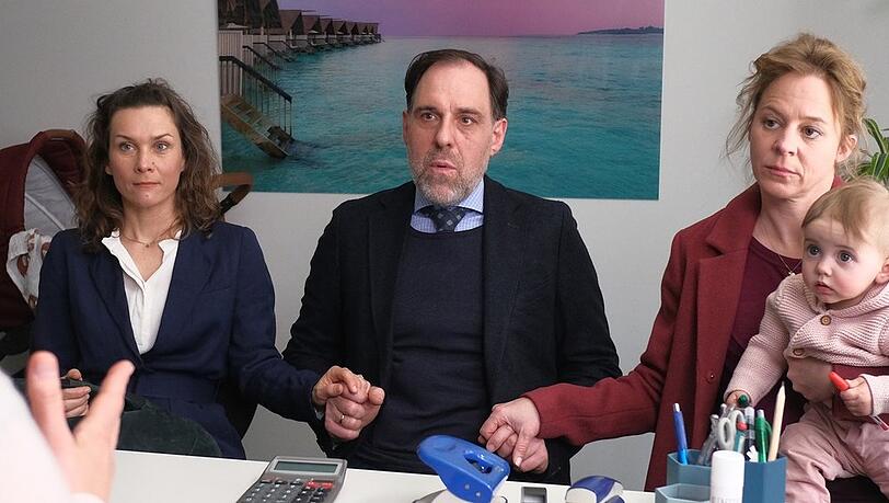 "Annie und das geteilte Glück": Annie (Bernadette Heerwagen), die die kleine Lotte (Isabelle Schulz) auf dem Arm hat, sitzt mit ihrem Mann Ralf (Thomas Loibl) und ihrer besten Freundin Tine (Kathrin von Steinburg, l.) in einem Büro des Sozialreferats einer Sachbearbeiterin gegenüber und lässt sich von dieser beraten. "Annie und das geteilte Glück": Annie (Bernadette Heerwagen), die die kleine Lotte (Isabelle Schulz) auf dem Arm hat, sitzt mit ihrem Mann Ralf (Thomas Loibl) und ihrer besten Freundin Tine (Kathrin von Steinburg, l.) in einem Büro des Sozialreferats einer Sachbearbeiterin gegenüber und lässt sich von dieser beraten.