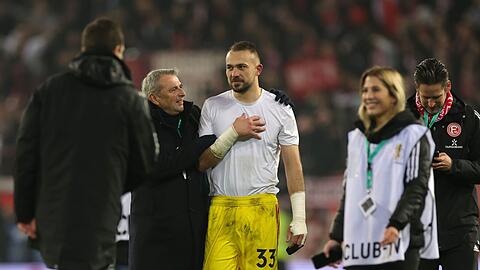 Klaus Allofs (2.v.l.) gratuliert Fortuna-Torwart Florian Kastenmeier zum Sieg.