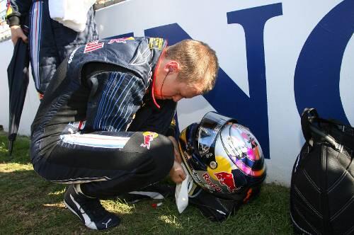 Niedergeschlagen nach seinem Malheur in Melbourne: Red Bull-Pilot Sebastian Vettel.