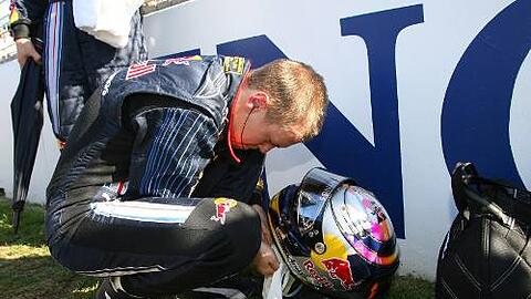 Niedergeschlagen nach seinem Malheur in Melbourne: Red Bull-Pilot Sebastian Vettel.