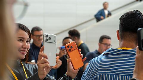 Das iPhone Pro gibt es in diesem Jahr erstmals in der Farbe Orange.