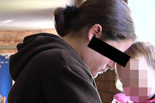 Ängstlich drückt Melanie J. vor dem Prozess ihre kleine Tochter &ndash; die Frau wurde zu einer Bewährungsstrafe verurteilt.