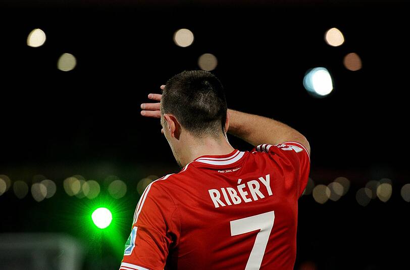 Jedes Mittel recht: Franck Ribéry wird von einem Laserpointer geblendet, ließ sich das aber nicht anmerken.