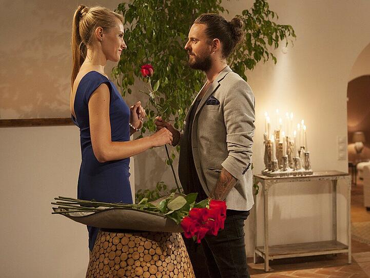 Nachdem er Anna im Einzeldate von sich überzeugt hat, bekommt Friseur Tim eine Rose überreicht