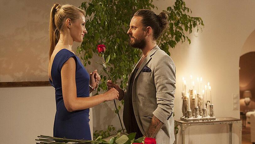 Nachdem er Anna im Einzeldate von sich überzeugt hat, bekommt Friseur Tim eine Rose überreicht Nachdem er Anna im Einzeldate von sich überzeugt hat, bekommt Friseur Tim eine Rose überreicht