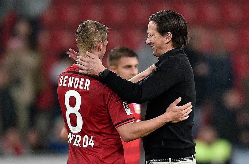 Bayer-Coach Roger Schmidt herzt Lars Bender nach dem Sieg gegen Augsburg.