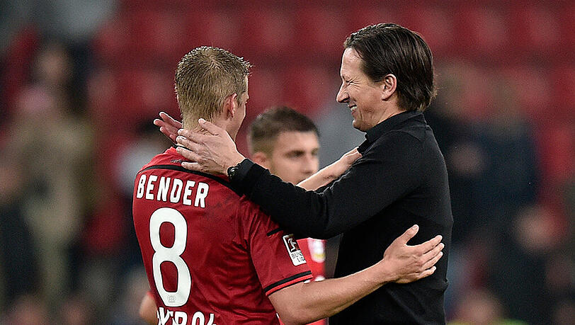 Bayer-Coach Roger Schmidt herzt Lars Bender nach dem Sieg gegen Augsburg. Bayer-Coach Roger Schmidt herzt Lars Bender nach dem Sieg gegen Augsburg.