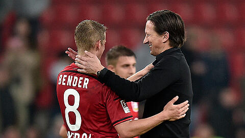 Bayer-Coach Roger Schmidt herzt Lars Bender nach dem Sieg gegen Augsburg.