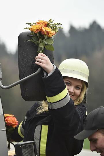 Die Triumph-Parade: Ein Bulldog samt Maibaum, zwei Feuerwehrfahrzeuge und über 30 Beteiligte marschieren am Freitag Abend in Buch ein.