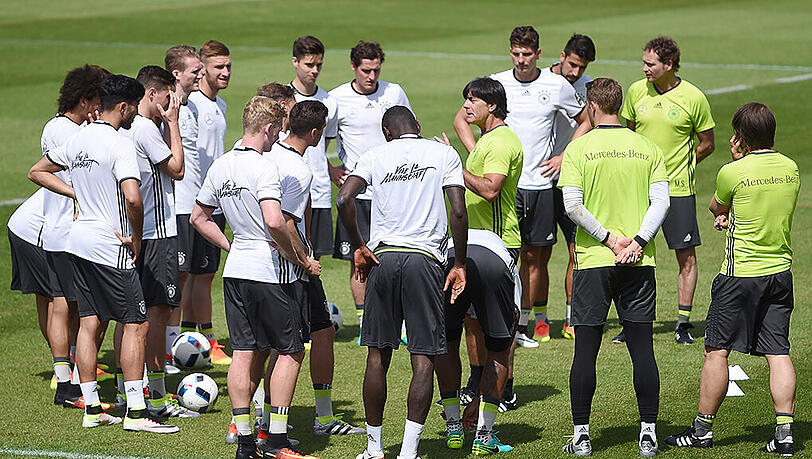 Bundestrainer Joachim Löw im Kreis seiner Nationalspieler. Bundestrainer Joachim Löw im Kreis seiner Nationalspieler.