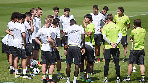 Bundestrainer Joachim Löw im Kreis seiner Nationalspieler.