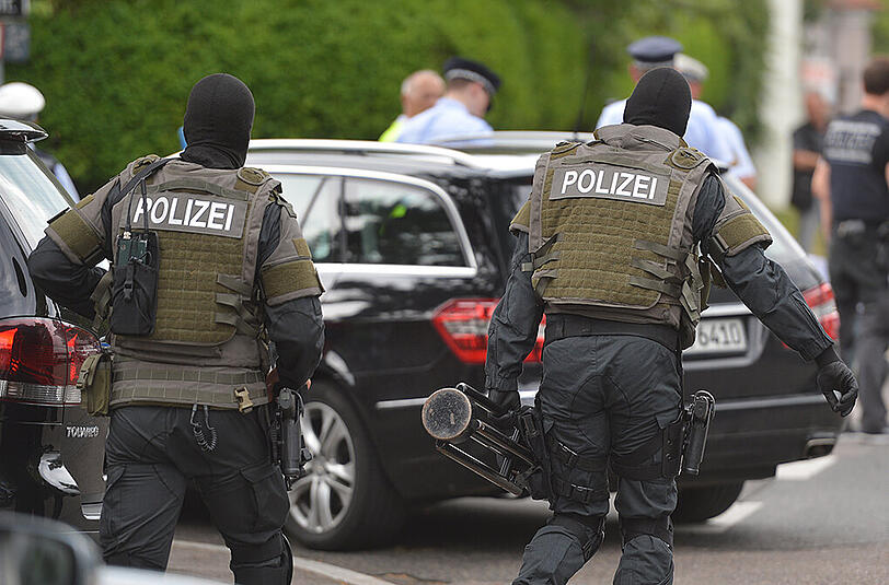 Polizisten eines Spezialeinsatzkommandos im Osten Stuttgarts. Der Großeinsatz legte das beschauliche Villenviertel lahm. Foto: Franziska Kraufmann