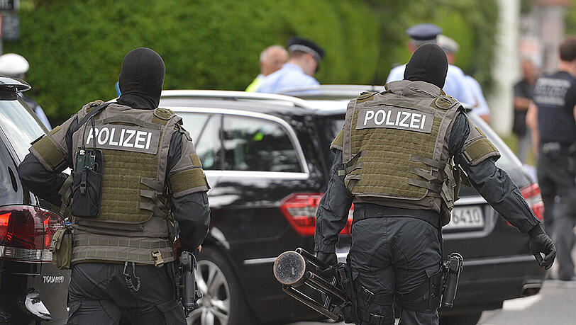 Polizisten eines Spezialeinsatzkommandos im Osten Stuttgarts. Der Großeinsatz legte das beschauliche Villenviertel lahm. Foto: Franziska Kraufmann Polizisten eines Spezialeinsatzkommandos im Osten Stuttgarts. Der Großeinsatz legte das beschauliche Villenviertel lahm. Foto: Franziska Kraufmann