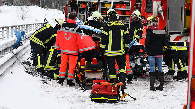 Heftiger Unfall mit mehreren Verletzten bei Traunstein. Die Fahrer hatten bei Glatteis die Kontrolle verloren.