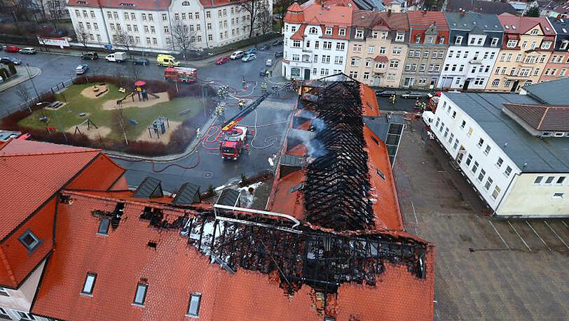 Blick auf den ausgebrannten Dachstuhl einer geplanten Flüchtlingsunterkunft in Bautzen (Sachsen). Blick auf den ausgebrannten Dachstuhl einer geplanten Flüchtlingsunterkunft in Bautzen (Sachsen).