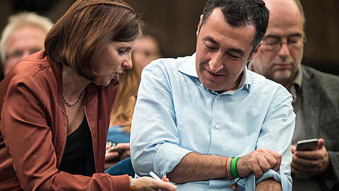 Fokussiert aufs Smartphone: Das grüne Spitzenduo Katrin Göring-Eckardt und Cem Özdemir.