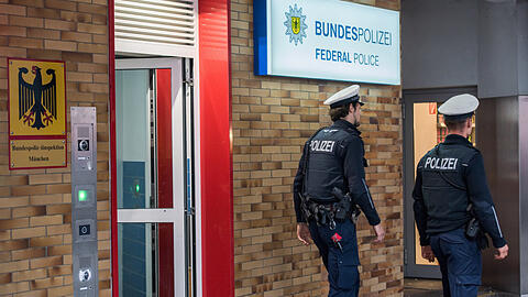 Die Bundespolizei nahm beide Tatverdächtigen mit auf die Wache. (Symbolbild)