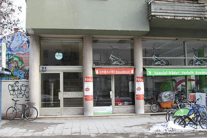 Die Stadt will das Haus in der Müllerstraße 6 abreißen und neu bauen. Die pfiffigen Aktionisten von Gold Grund haben jetzt in einer Guerilla-Aktion eine Wohnung in dem Haus renoviert. Die Bilder.