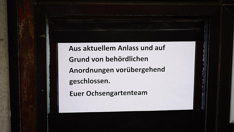 Schild am Eingang. Schild am Eingang.