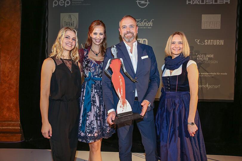 Die Jury hatte keine leichte Aufgabe: Veronika Bernhard von Louisa Models, Michael Schilling, Chefredakteur der AZ, und Eileen Popielaty von Angermaier mit Moderatorin Lisa Heckl.