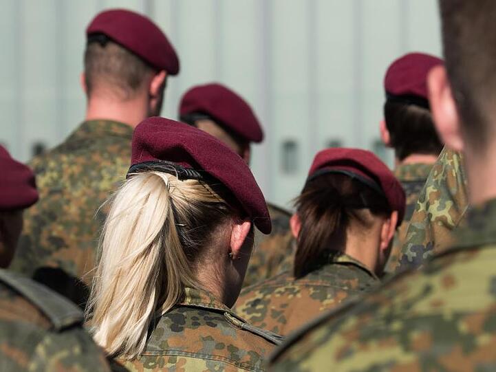 Eine Soldatin des Kampfhubschrauberregiments 36 mit Zopf. Männern ist es bei der Bundeswehr nicht erlaubt einen Zopf zu tragen.
