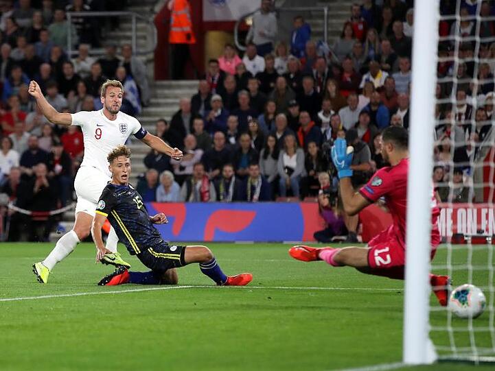 Harry Kane (l) erzielt das 2:0 gegen Kosovo für England.