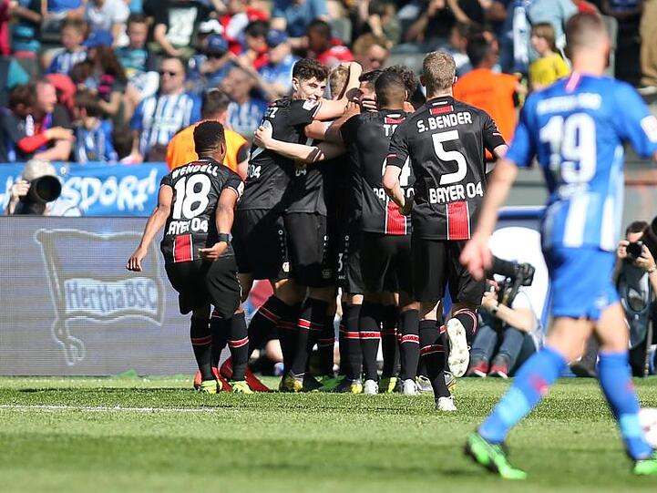 Das Mannschaft von Bayer Leverkusen (l) jubelt über die Champions League.
