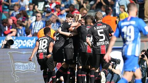 Das Mannschaft von Bayer Leverkusen (l) jubelt über die Champions League.