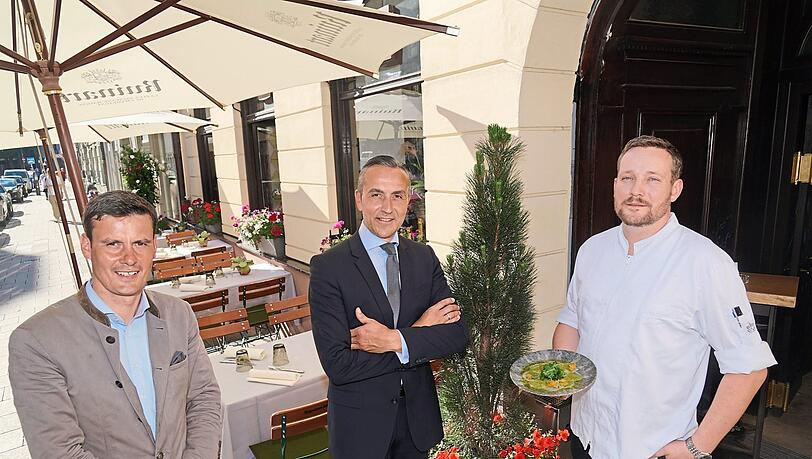 Restaurantleiter Lars Vogel (v.l.), Maître Fabrice Kieffer und Chefkoch Benjamin Kunz vom Weinhaus Neuner.
