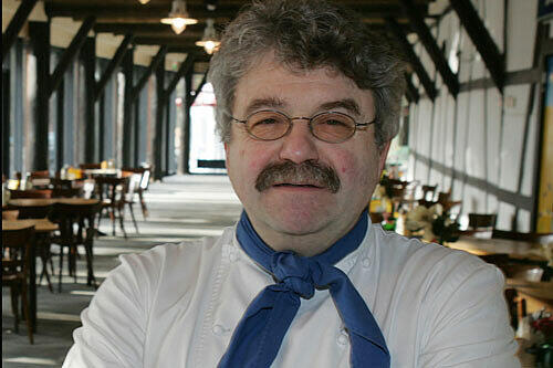 Gastwirt Peter Noventa (Erfinder vom Culinartheater im Tiergarten) im neuen Wintergarten in der Waldschaenke im Tiergarten.